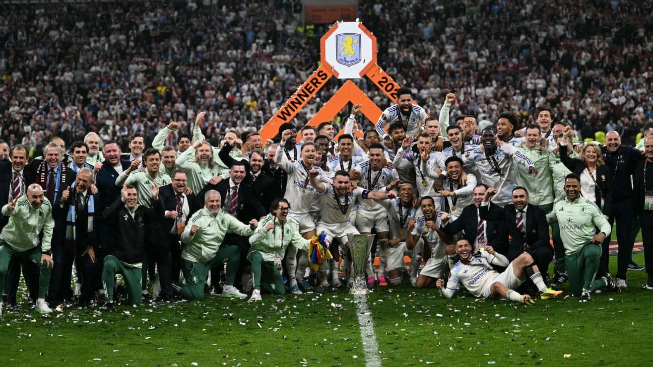 Игроки и тренеры Aston Villa празднуют победу