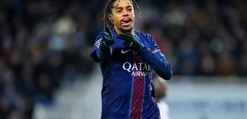 Игрок PSG указывает на своих товарищей по команде