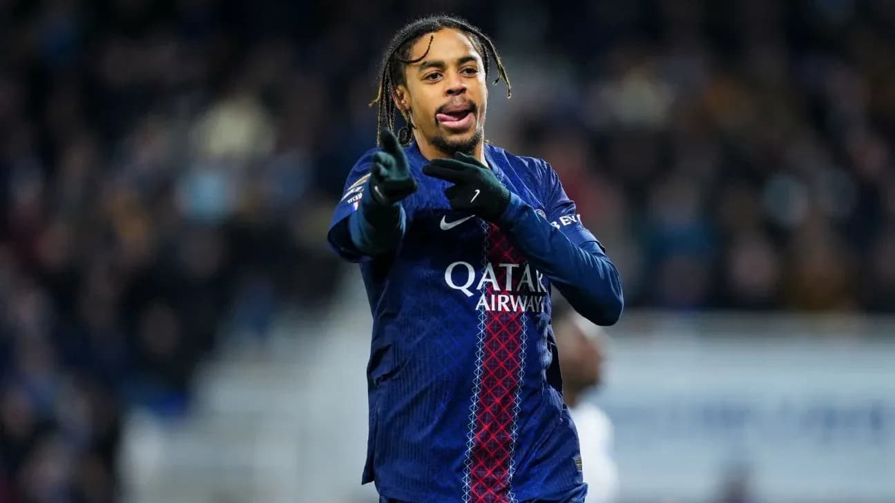 Игрок PSG указывает на своих товарищей по команде