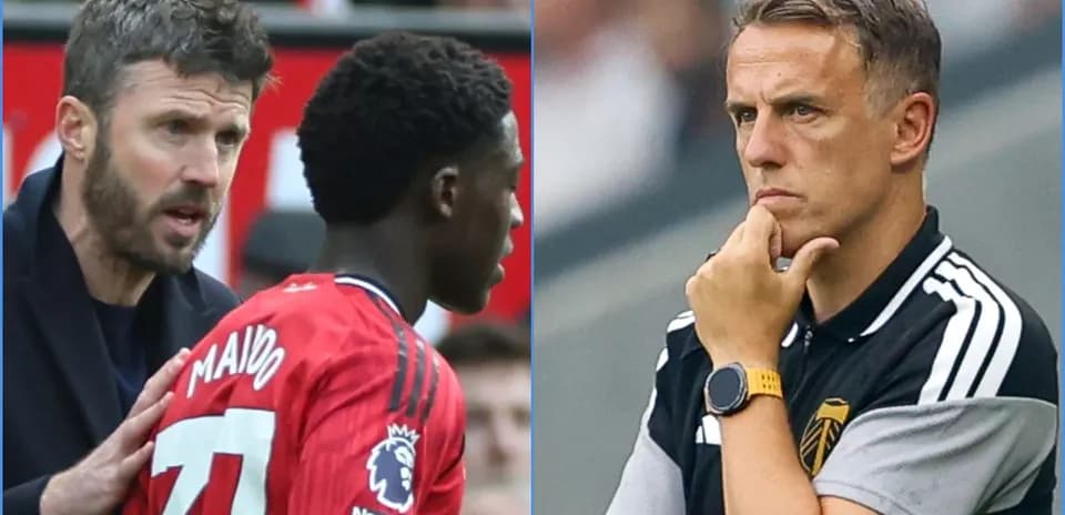 Тренер обсуждает тактику с игроком на поле