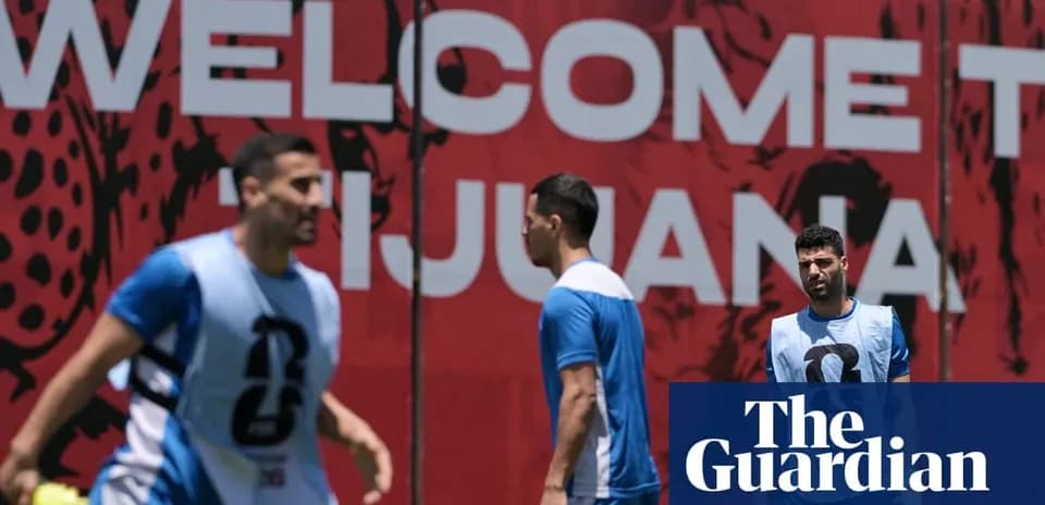 Игроки тренируются на фоне стены с надписью 'WELCOME TO TIJUANA'
