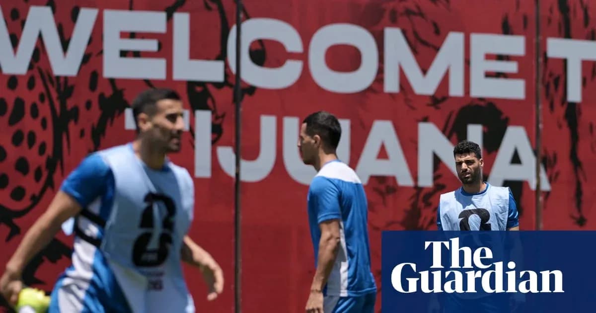 Игроки тренируются на фоне стены с надписью 'WELCOME TO TIJUANA'