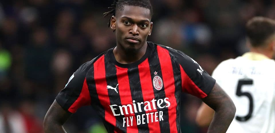 Игрок AC Milan в черно-красной форме на поле