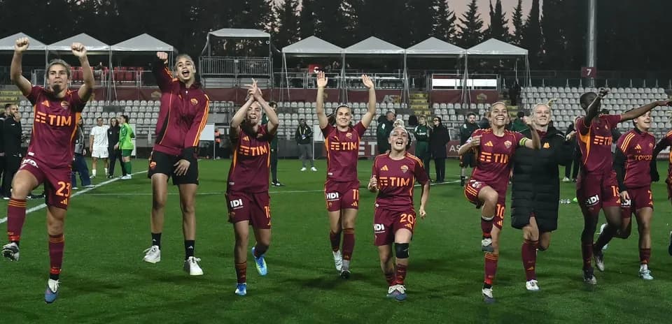 Игроки Ромы празднуют победу на поле