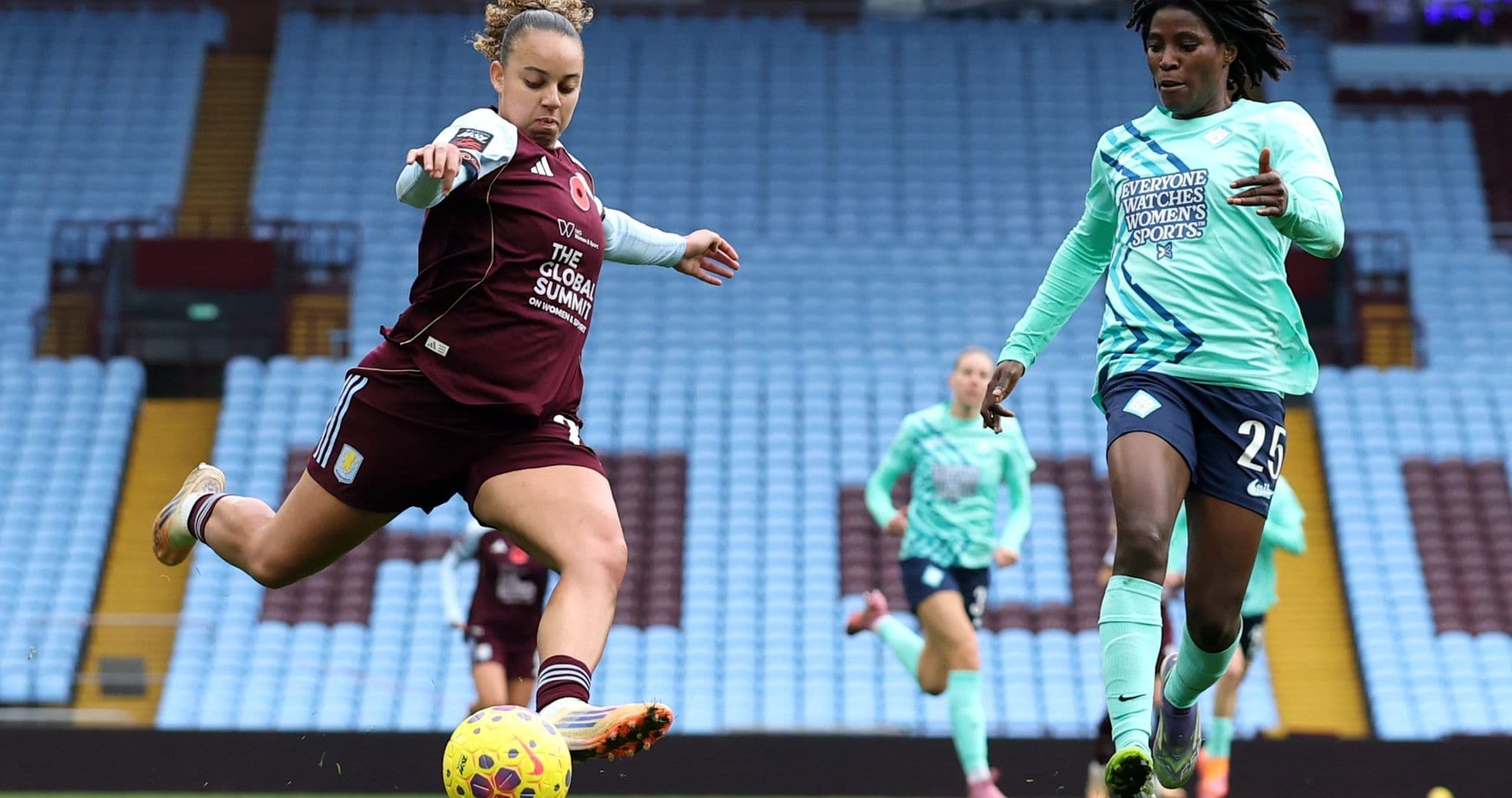 Игроки Aston Villa в атаке на матче