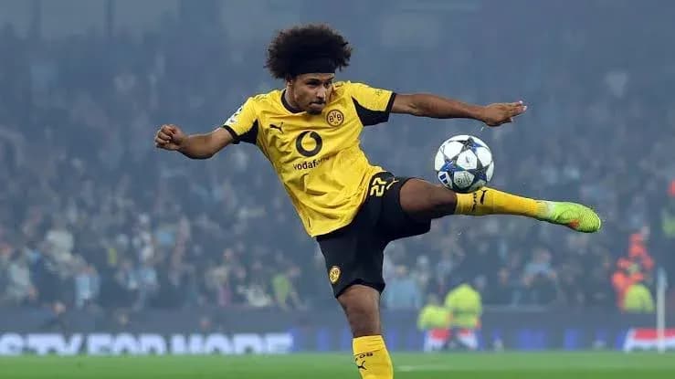 Игрок Borussia Dortmund наносит удар по мячу