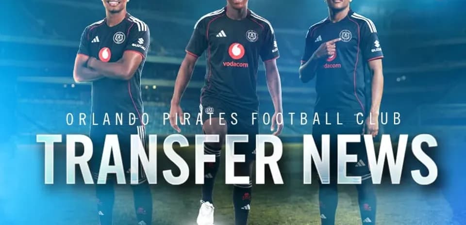 Игроки Orlando Pirates с новыми формами на фоне стадиона