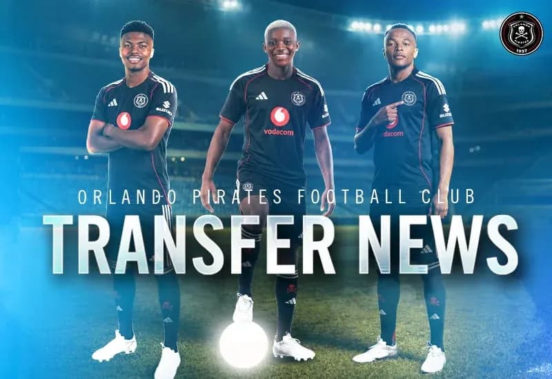 Игроки Orlando Pirates с новыми формами на фоне стадиона
