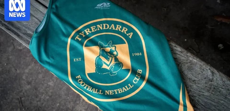 Футбольная форма клуба Tyrendarra на деревянной скамейке