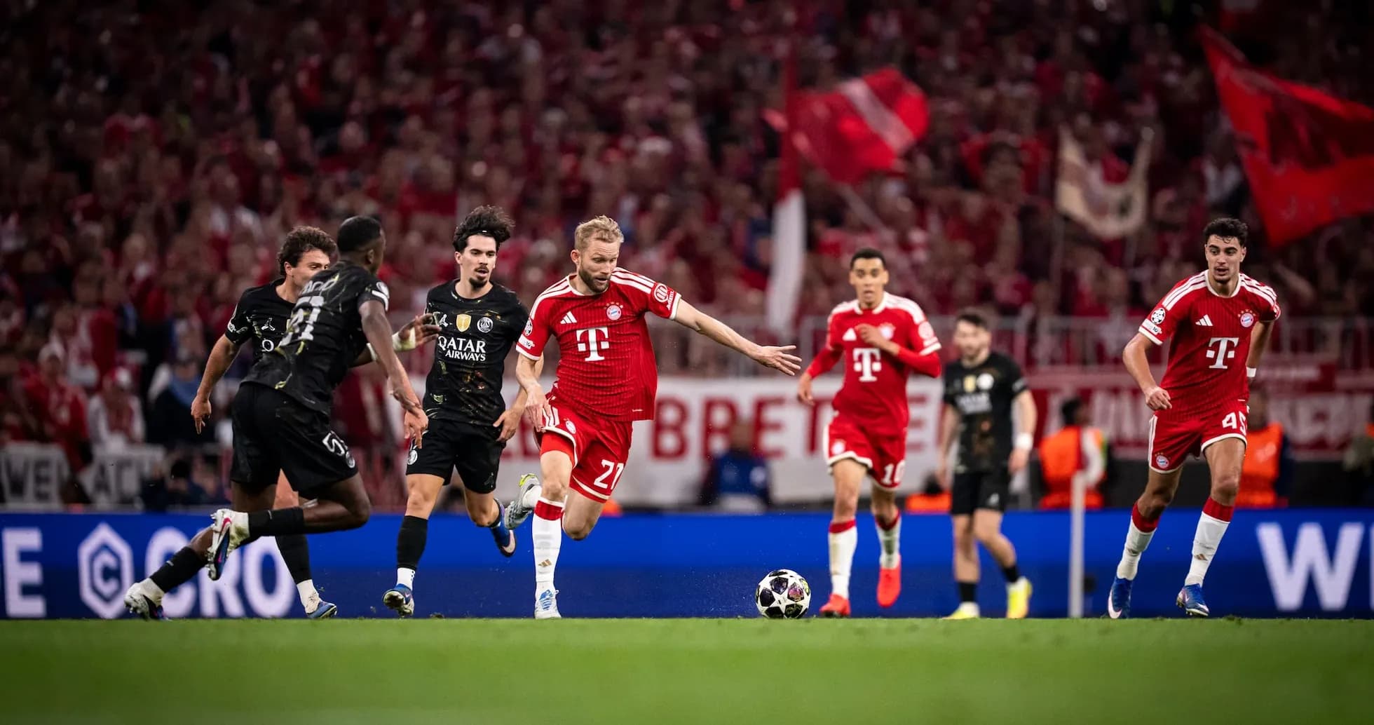 Игроки Bayern München в атаке на поле