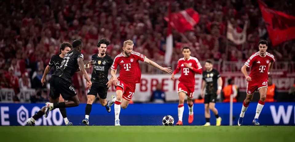 Игроки Bayern München в атаке на поле