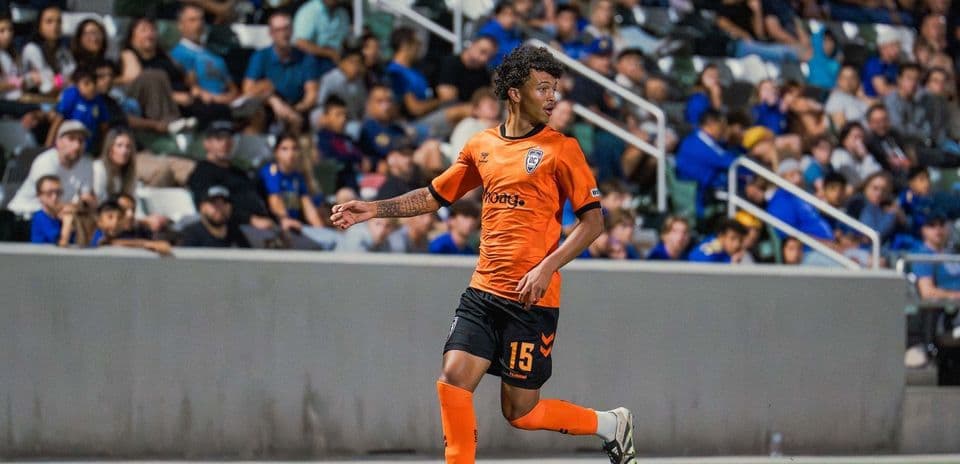 Игрок Orange County SC с мячом на поле