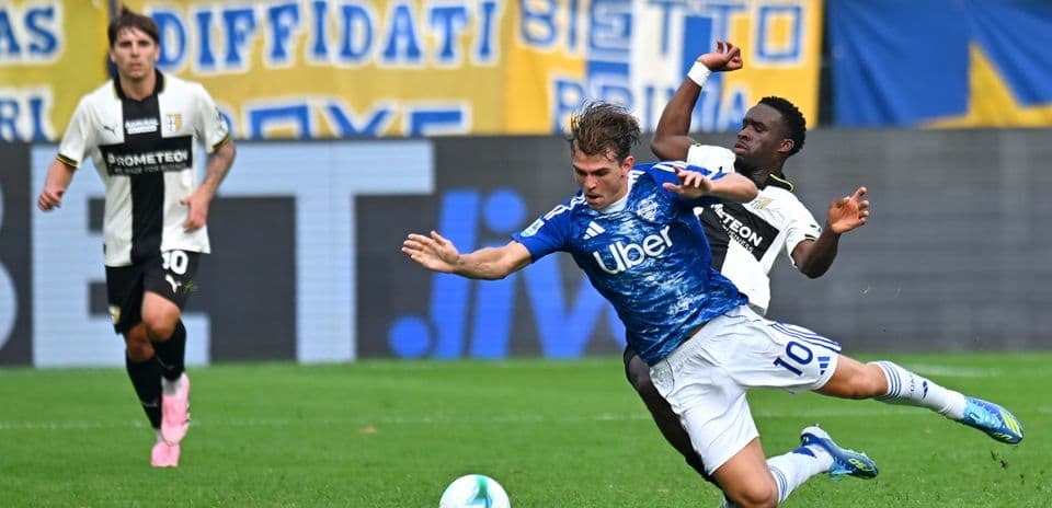 Игроки Como и Parma в борьбе за мяч