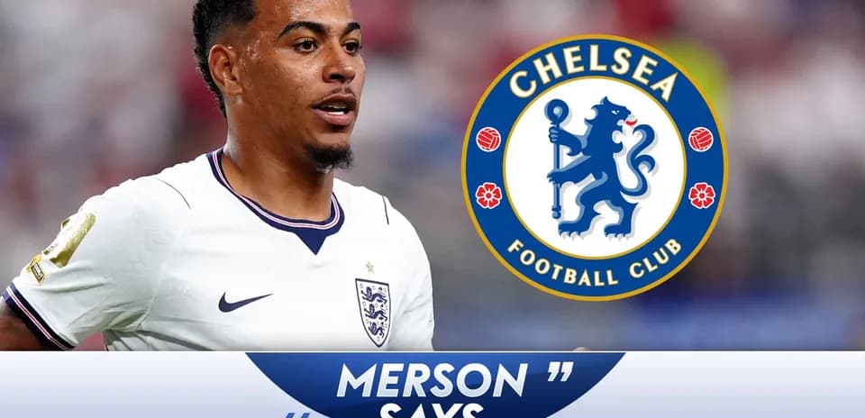 Игрок сборной Англии в форме Chelsea на поле