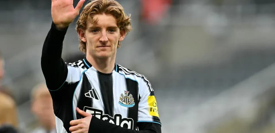 Игрок Newcastle приветствует фанатов на стадионе