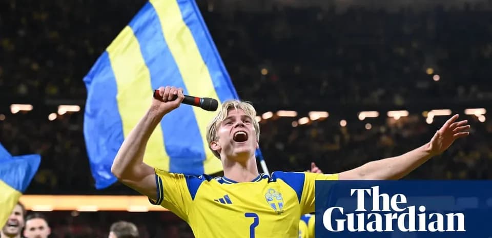 Игрок сборной Швеции с флагом после матча