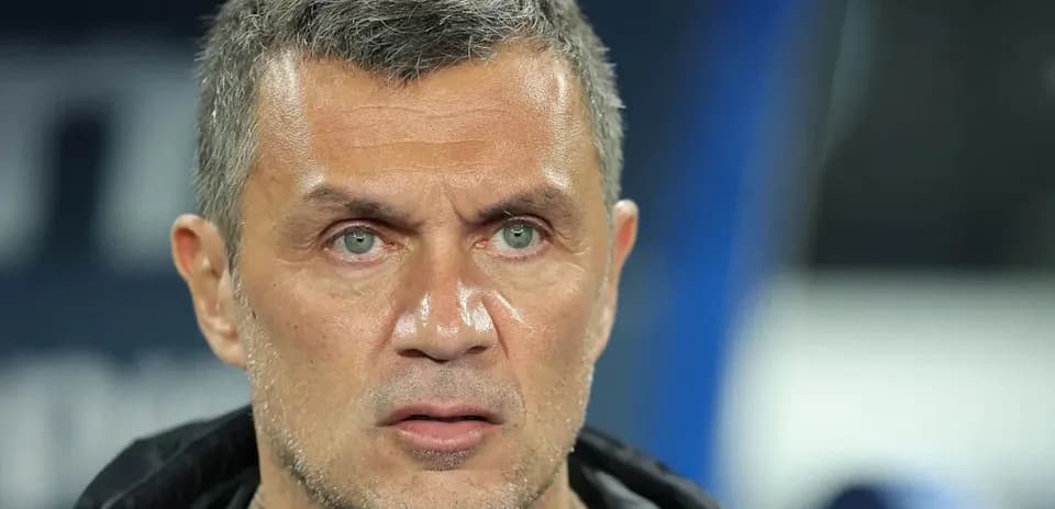 Тренер внимательно наблюдает за игрой на скамейке