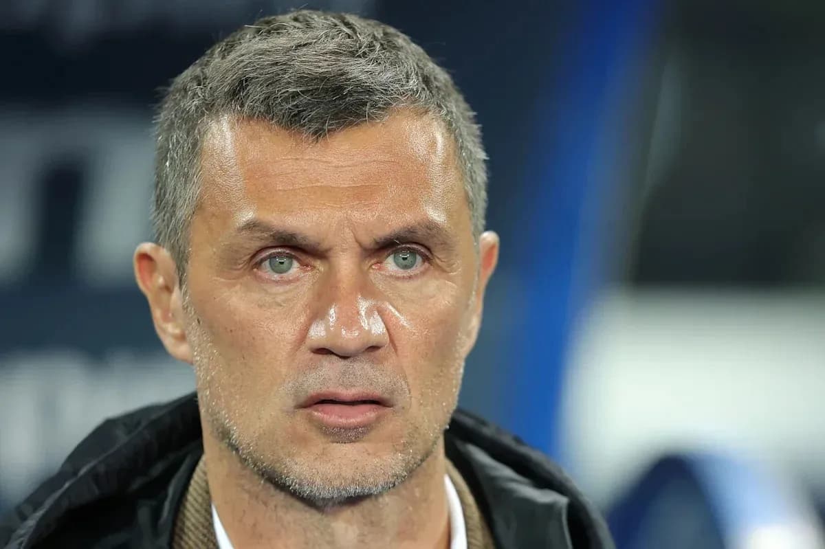Тренер внимательно наблюдает за игрой на скамейке