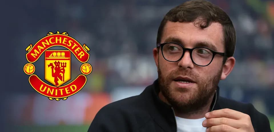 Человек с бородой на фоне логотипа Manchester United