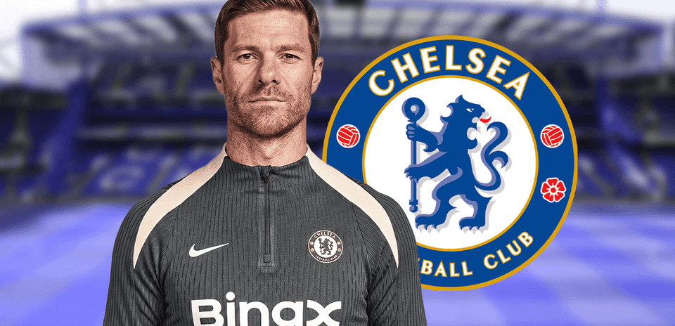 Тренер в экипировке Chelsea на фоне логотипа клуба