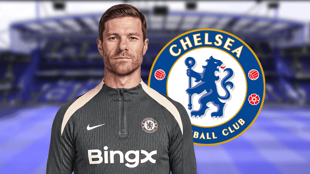 Тренер в экипировке Chelsea на фоне логотипа клуба