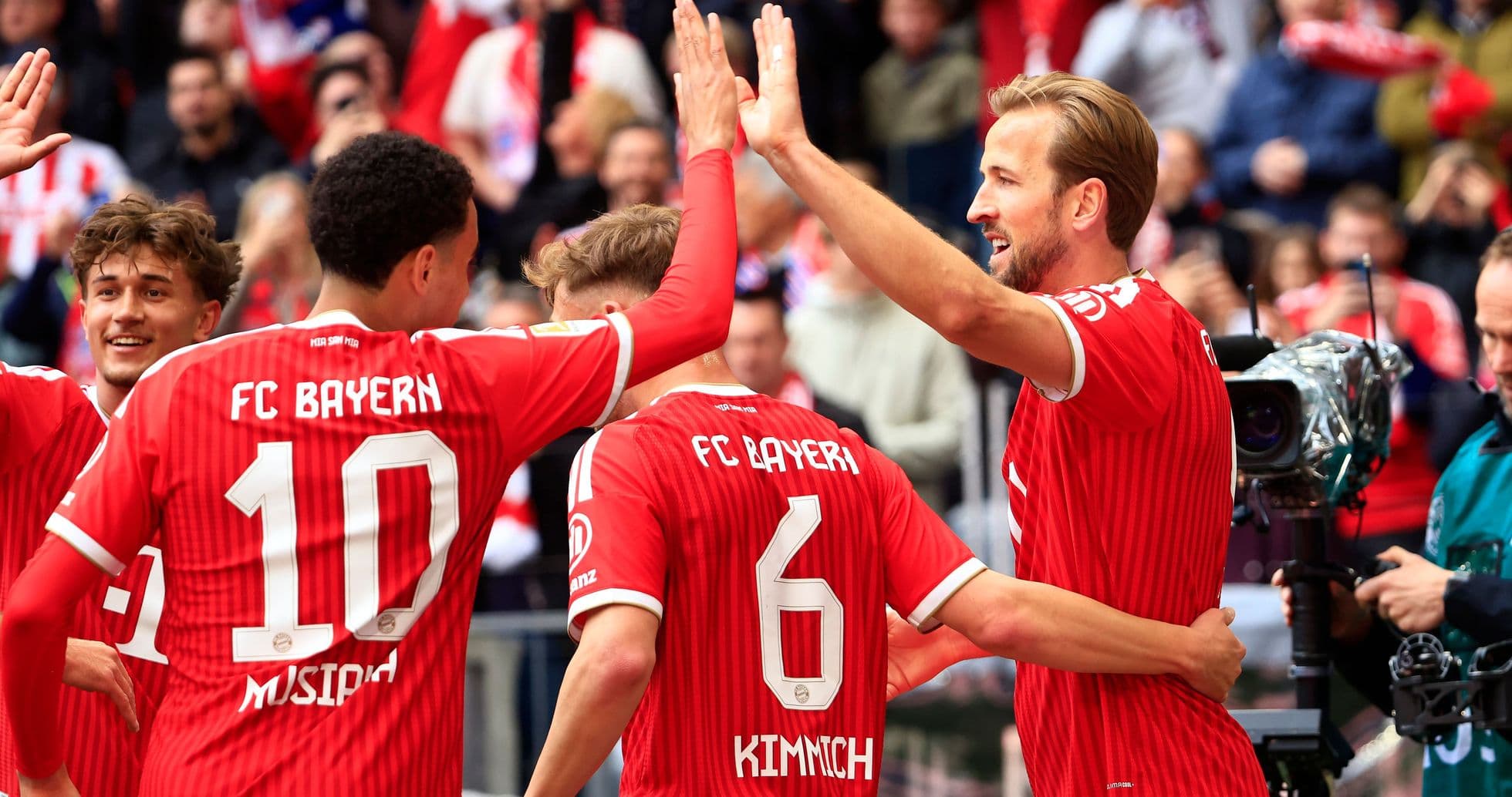 Игроки FC Bayern празднуют гол на стадионе