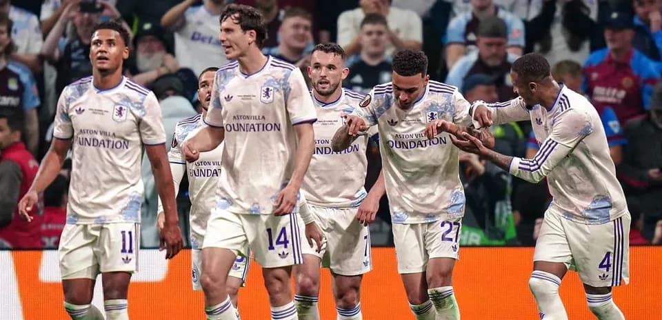 Игроки Астон Виллы празднуют гол на стадионе