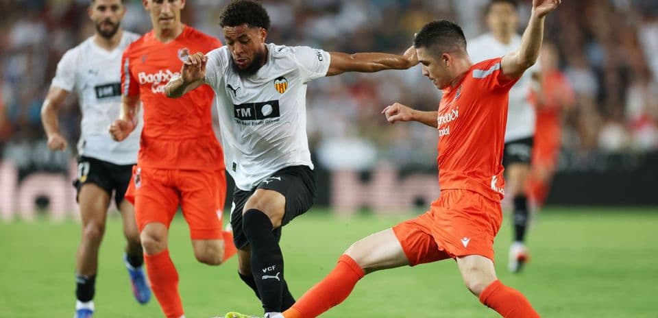 Игроки Реал Сосьедад и Валенсия на поле