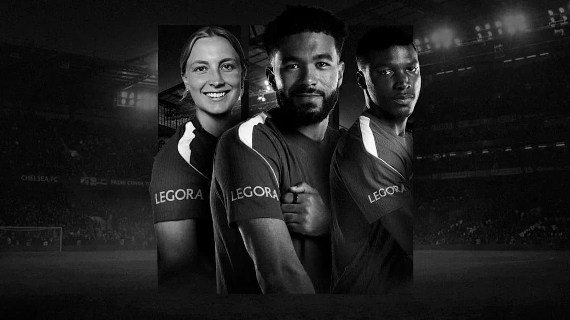 Трое игроков Chelsea FC позируют в форме