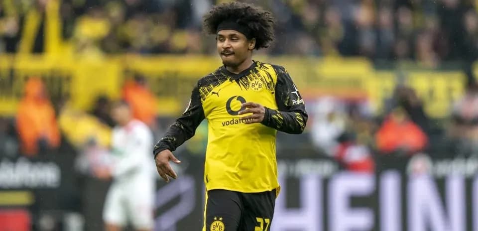 Игрок Borussia Dortmund празднует гол на поле