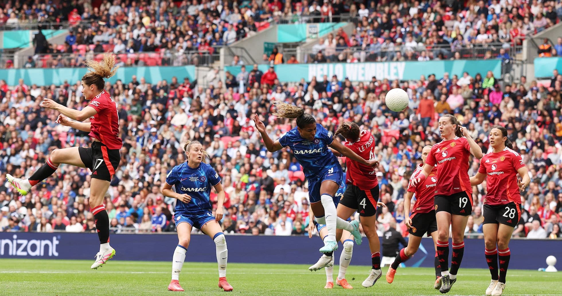 Игроки Chelsea и Manchester United в матче