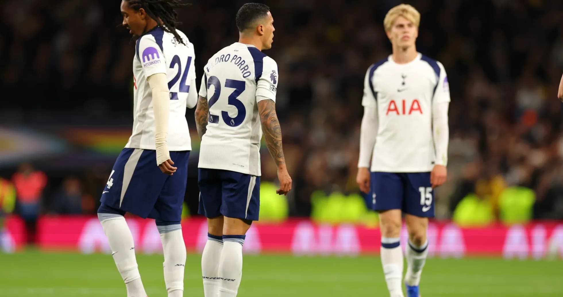 Игроки Tottenham Hotspur на поле после матча