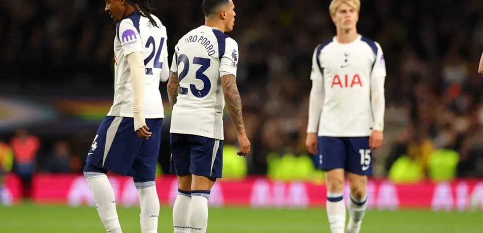Игроки Tottenham Hotspur на поле после матча