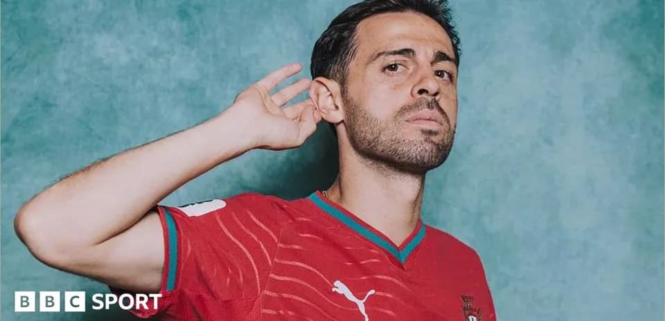 Игрок в красной футболке с логотипом Puma