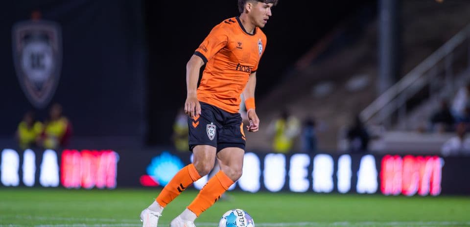 Игрок Orange County SC с мячом на поле