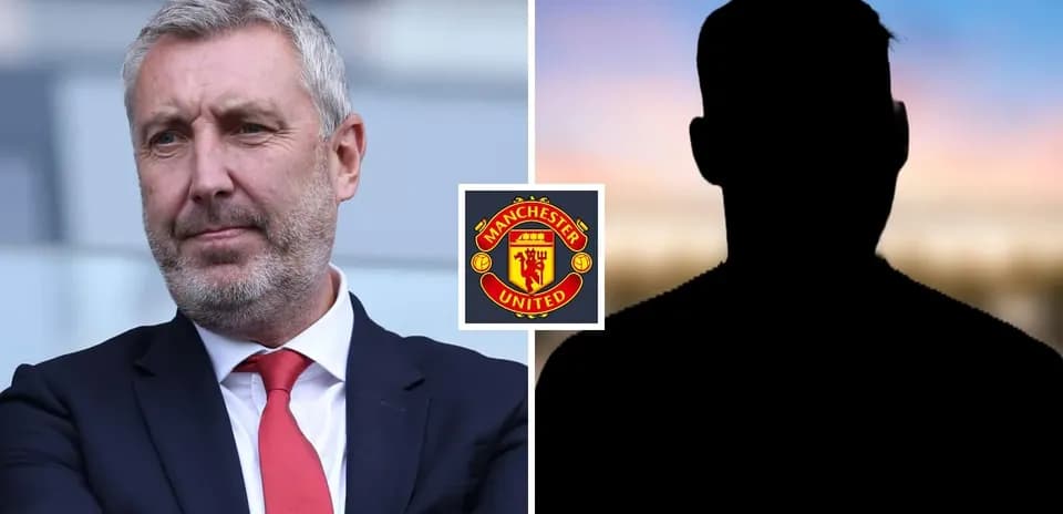 Менеджер с логотипом Manchester United на фоне