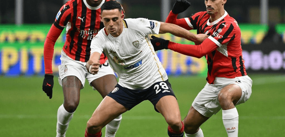 Игроки AC Milan и Cagliari борются за мяч