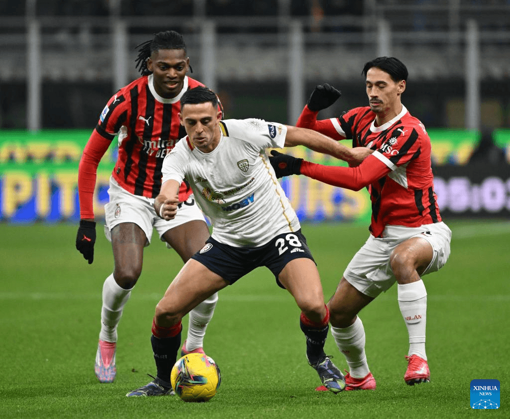 Игроки AC Milan и Cagliari борются за мяч