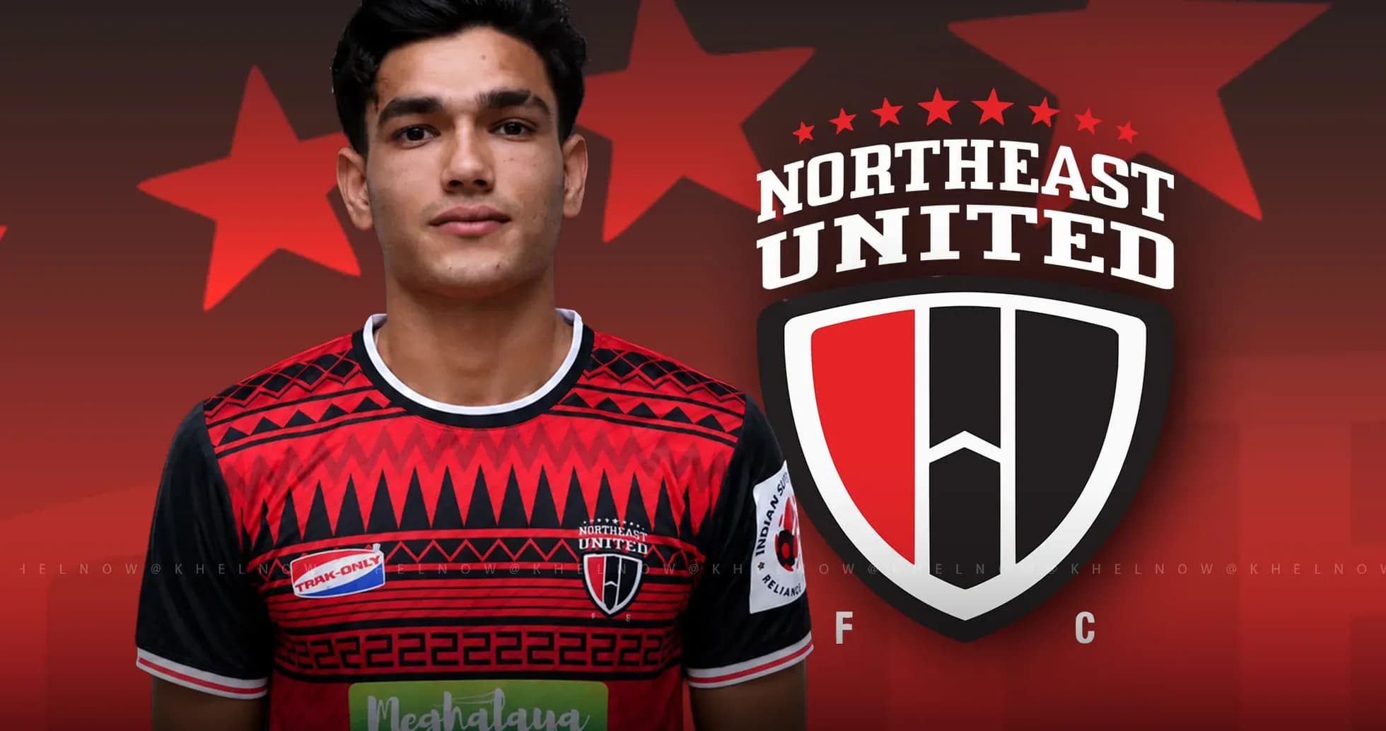 Игрок в форме Northeast United на фоне логотипа клуба
