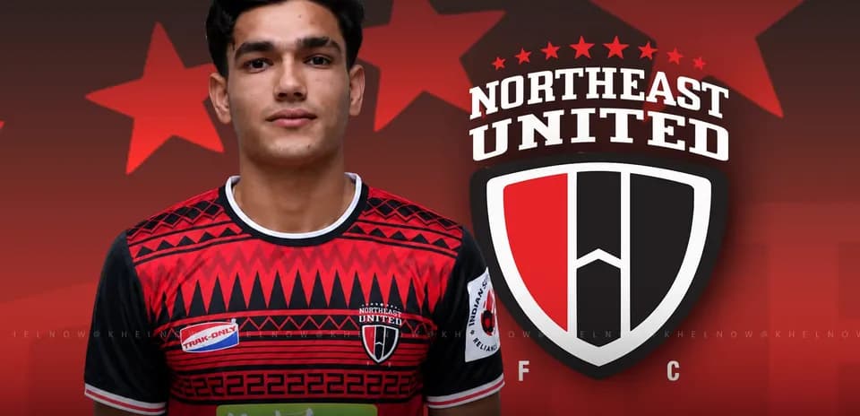 Игрок в форме Northeast United на фоне логотипа клуба