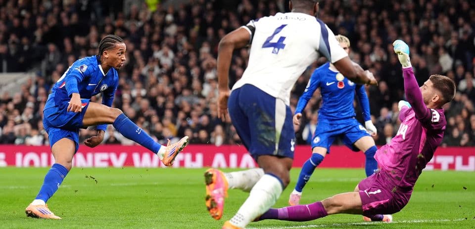 Игрок Chelsea бьет по воротам Tottenham