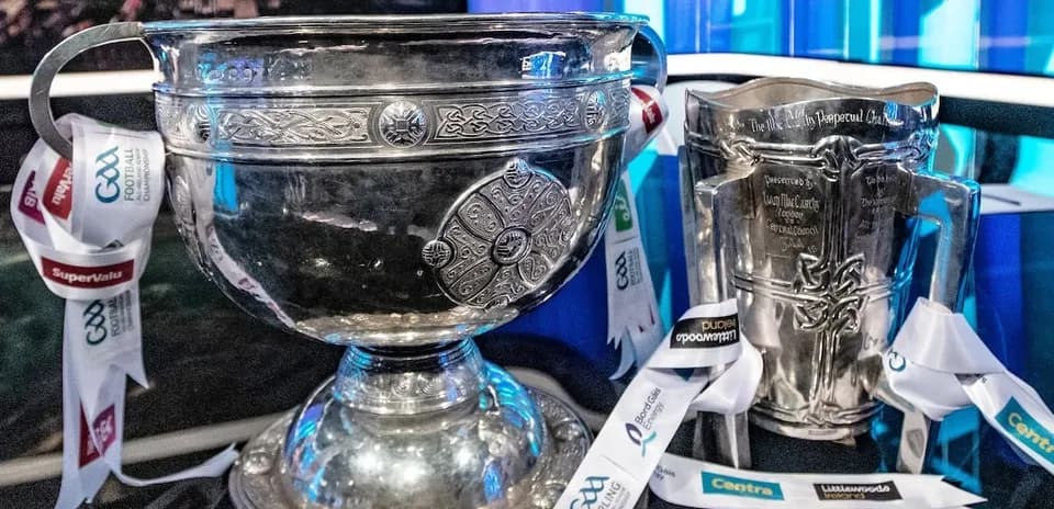 Два серебряных трофея с лентами GAA