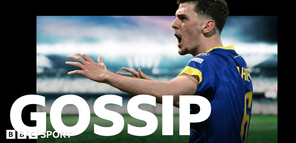Игрок команды в синей форме на стадионе