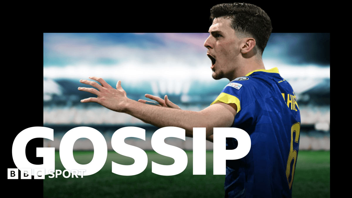 Игрок команды в синей форме на стадионе
