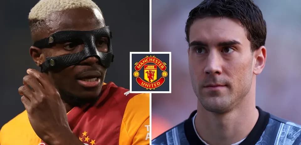 Игроки на поле с логотипом Manchester United