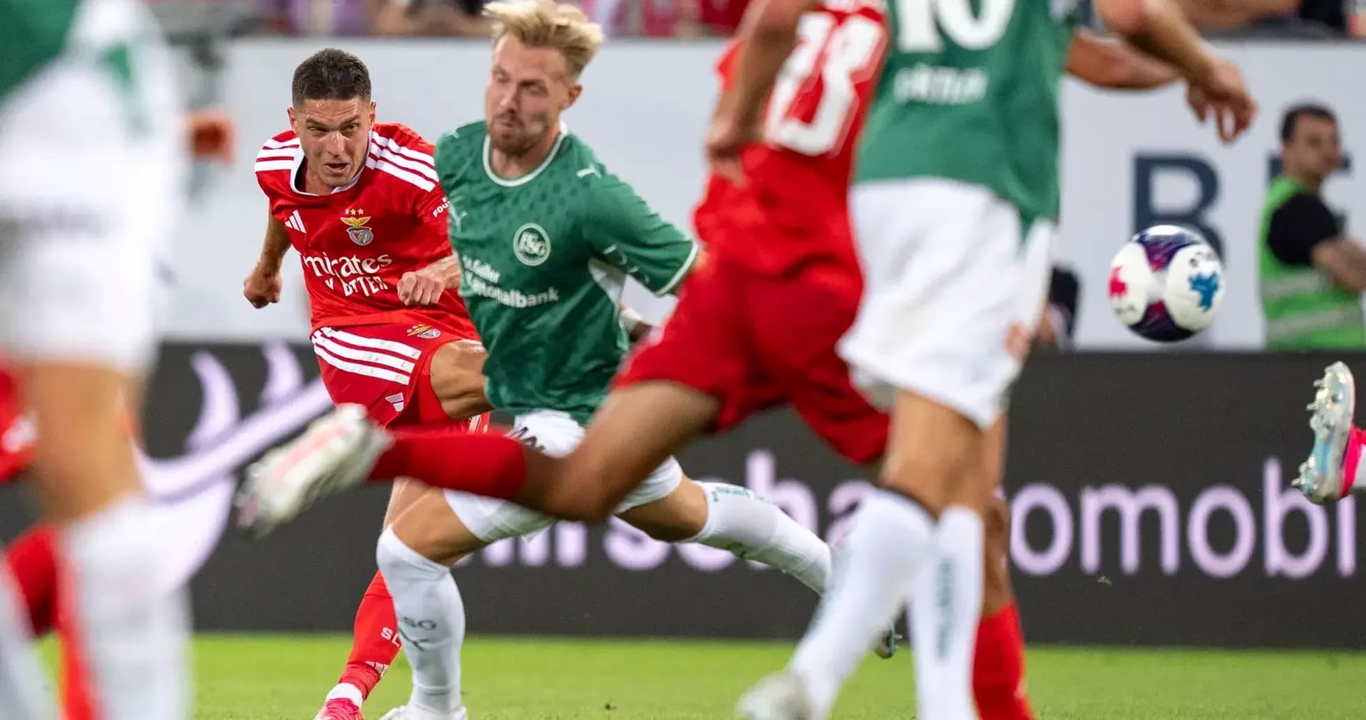 Игроки FC St. Gallen и Benfica в матче