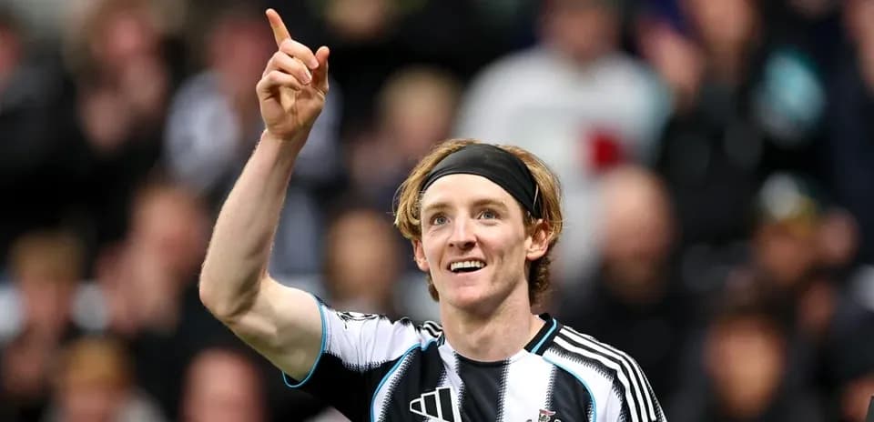 Игрок Newcastle United поднимает руку после гола