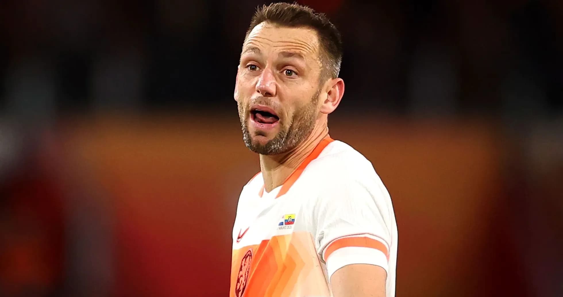 Игрок в футболке сборной Нидерландов на поле