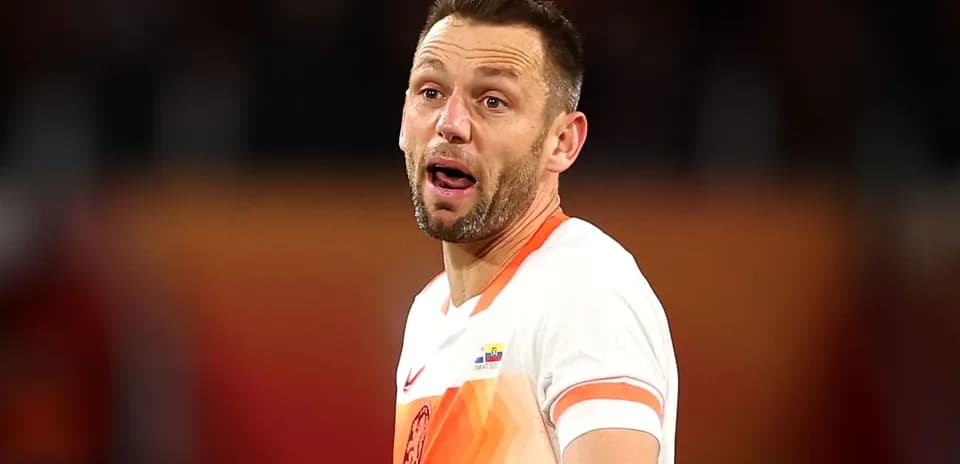 Игрок в футболке сборной Нидерландов на поле
