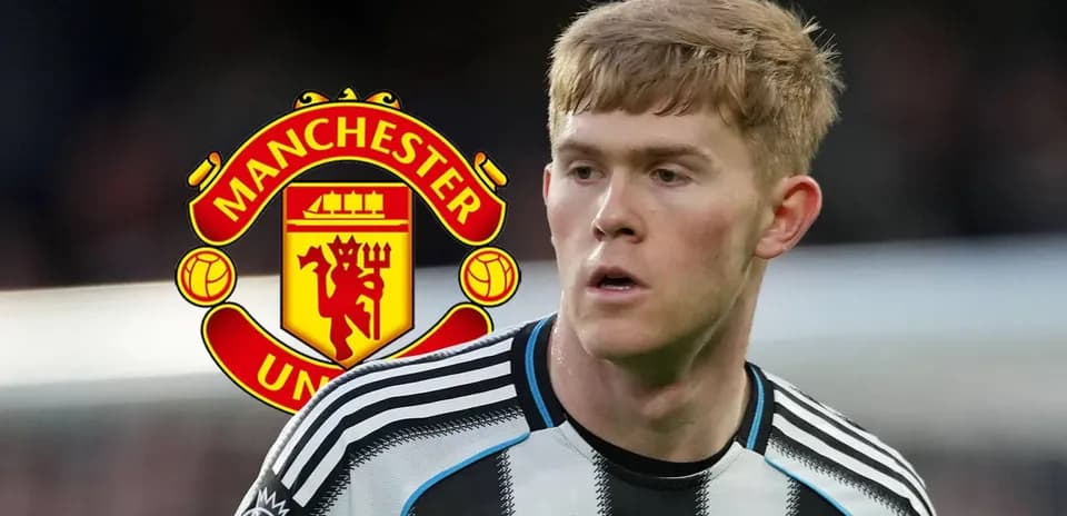 Игрок Newcastle United на фоне логотипа Manchester United
